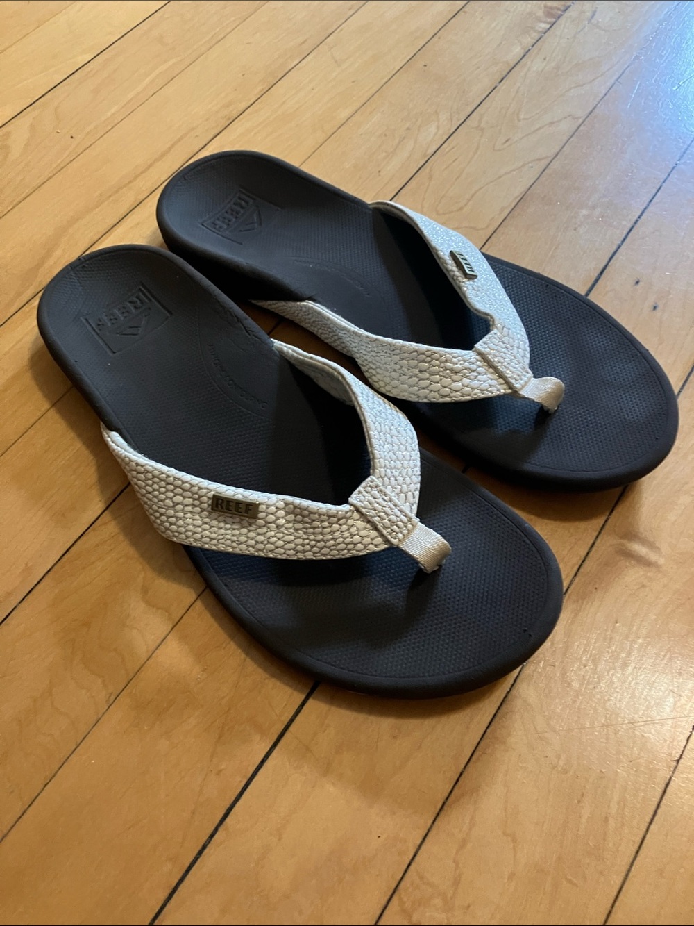 Reef Star Cushion White Metallic Strap and Brown Flip Flops Size 9